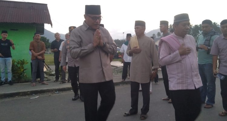 Safari Ramadhan 1445 Hijriah Pemkab Bolmong, Bupati Limi Mokodompit tiba di Masjid Al-Ikhlas Desa Mopusi, Kecamatan Lolayan, Kabupaten Bolaang Mongondow, Selasa 19 Maret 2024. (Foto.Wahyudy Paputungan/bolmong.news)