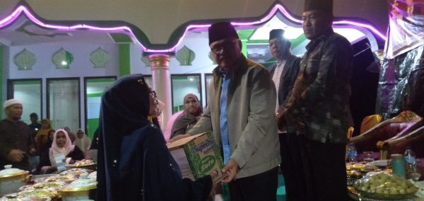Safari Ramadhan 1445 Hijriah, Bupati Bolmong Limi Mokodompit, saat menyerahkan bantuan kepada warga jamaah Mesjid Al-Hikmah Desa Siniyung, Kecamatan Dumoga, Kabupaten Bolmong, Rabu 20 Maret 2024. (Foto.Wahyudy Paputungan/bolmong.news)