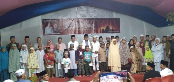 Momen foto Safari Ramadhan 1445 Hijriah Bupati Limi Mokodompit bersama anak-anak yatim piatu dan pegawai syar'i, di Desa Tadoy, Kecamatan Bolaang Timur, Kabupaten Bolaang Mongondow, Jumat 29 Maret 2024. (Foto Wahyudy Paputungan/bolmong.news)