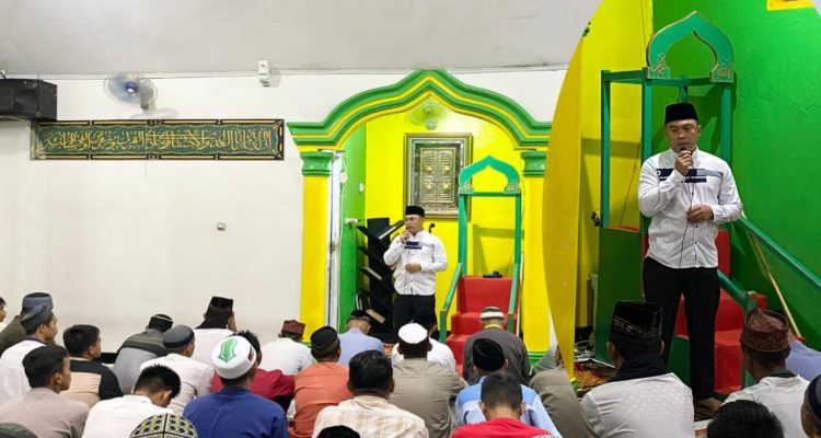 Karutan Kotamobagu Aris Supriyadi, saat menyampaikan Kultum di hadapan warga binaan, di Masjid At-Taubah Rutan Kotamobagu, Senin 11 Maret 2024. (Foto.Ilham/Rutan Kotamobagu)