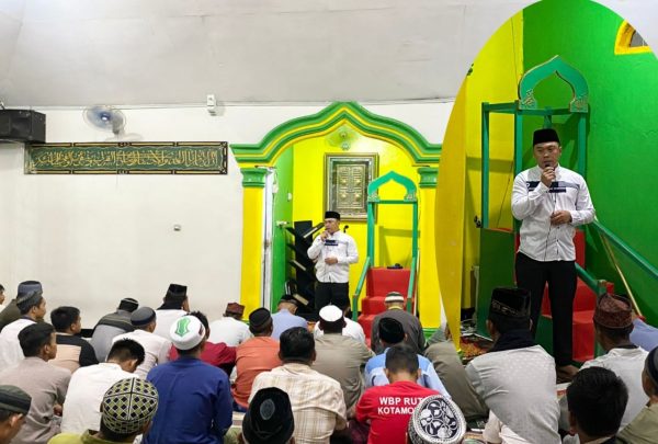Karutan Kotamobagu Aris Supriyadi, saat menyampaikan Kultum di hadapan warga binaan, di Masjid At-Taubah Rutan Kotamobagu, Senin 11 Maret 2024. (Foto.Ilham/Rutan Kotamobagu)