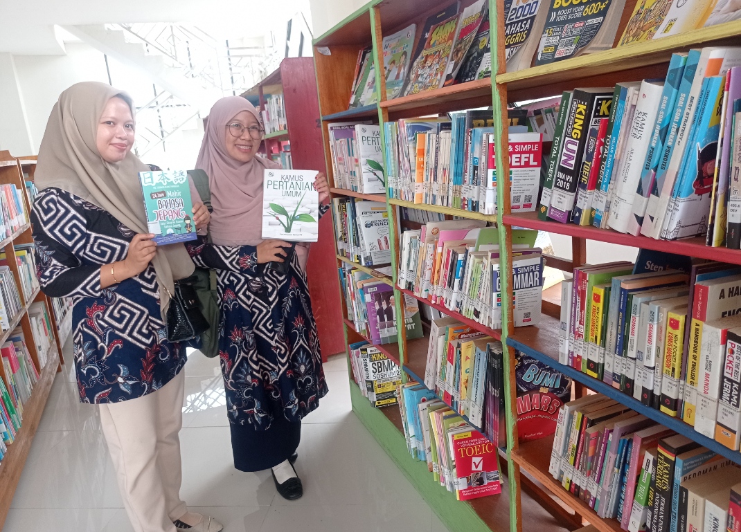 Tampak Vini Alfionita Umar bersama rekannya saat berkunjung ke Perpustakaan Daerah Kotamobagu. Foto: Erwin Ch Makalunsenge/Bolmong news