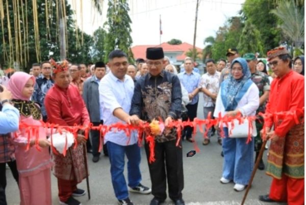Ketua DPRD Kotamobagu Meiddy Makalalag (kiri), bersama Penjabat Wali Kota Kotamobagu Asripan Nani (kanan), saat peresmian alun-alun Boki Hotinimbang, Jumat 1 Maret 2024. (Foto.DPRD Kotamobagu)