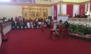 Foto yang diambil dari potongan video yang beredar dengan jelas memperlihatkan bagaimana Uwin menebas kaki Yudi sang penari dalam pentas Tari Mosau pada perayaan HUT Bolmong ke-70 yang digelar di gedung DPRD Kabupaten Bolmong, Senin (25/3/2024). Foto: Capture video
