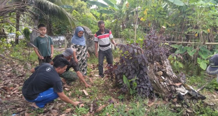 Makam Makalunsenge putra Datu Loloda Mokoagow atau Datu Binangkang yang berada di Desa Bilalang Dua. Tampak sejumlah keturunan Makalunsenge saat membersihkan makam, Minggu (10/3/2024). Foto: dok/Erwin Ch Makalunsenge/Bolmong.News