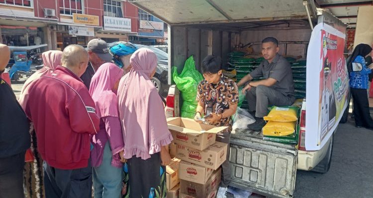 Operasi pasar murah yang digelar di Kelurahan Kotamobagu, Kecamatan Kotamobagu Barat, Kamis (14/3/2024). Foto: Lam