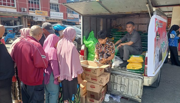 Operasi pasar murah yang digelar di Kelurahan Kotamobagu, Kecamatan Kotamobagu Barat, Kamis (14/3/2024). Foto: Lam