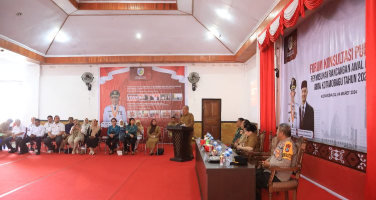 Pj Wali Kota Kotamobagu Asripan Nani saat membuka forum penyusunan RKPD Tahun 2025, Senin (4/3/2024). Foto: Erwin Ch Makalunsenge/bolmong.news