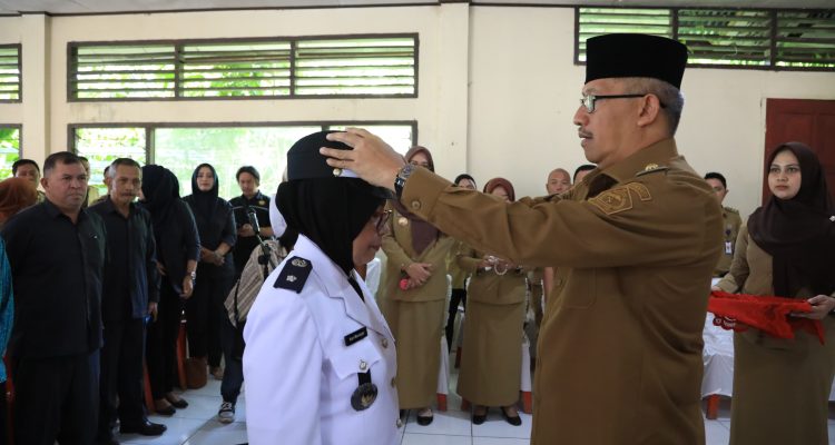 Pj Wali Kota Kotamobagu Asripan Nani saat melantik Camat Kotamobagu Timur, Kori Manoppo sebagai penjabat Kepala Desa Moyag Tampoan, Senin (4/3/2024). Foto: Erwin Ch Makalunsenge