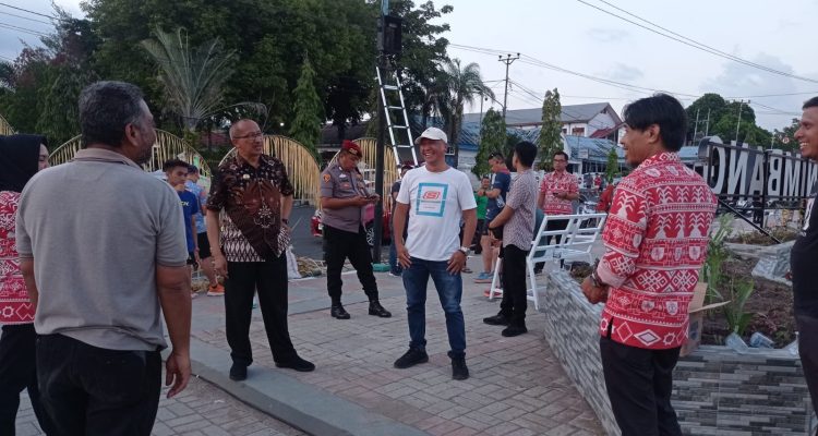 Tampak Penjabat Wali Kota Kotamobagu, Asripan Nani bersama para kepala OPD Pemkot Kotamobagu saat meninjau alun-alun lapangan Boki Hotinimbang, Kamis (29/2/2024). Foto: Erwin Ch Makalunsenge/bolmong.news