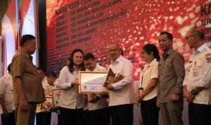 Kepala Perwakilan Ombudsman Republik Indonesia, Meilany F Limpar saat menyerahkan penghargaan kepada Pj Wali Kota Kotamobagu, Asripan Nani, Rabu (24/4/2024). Foto: Diskominfo Kotamobagu.