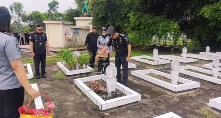 Tampak Karutan Kotamobagu Aris Supriyadi, saat lakukan tabur bunga di Taman Makam Pahlawan (TMP) Kotamobagu, Kamis 25 April 2024. (Foto. Rutan Kotamobagu)