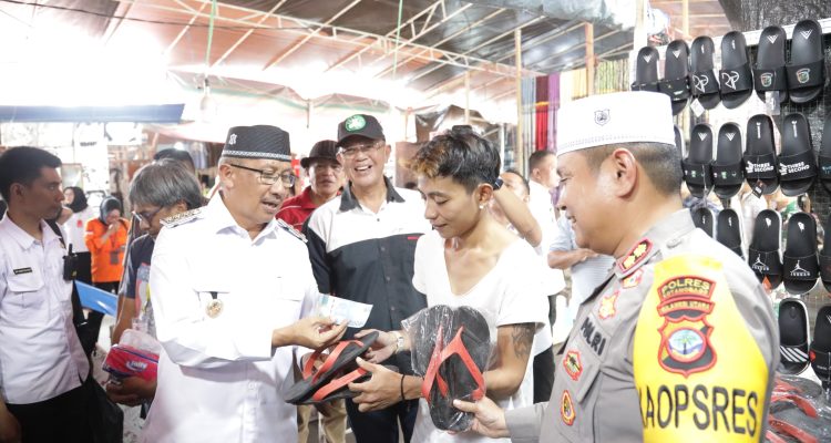 Tampak Pj Wali Kota Kotamobagu Asripan Nani bersama Forkopimda sedang berbelanja di Pasar Senggol Gogagoman, Rabu (3/4/2024). Foto: dok/Diskominfo Kotamobagu.