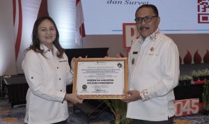 Bupati Bolmong Limi Mokodompit (kanan) saat menerima penghargaan dari Ombudsman RI, Rabu 24 April 2024, di Jakarta. (Foto.Diskominfo Bolmong)