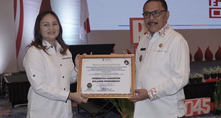 Bupati Bolmong Limi Mokodompit (kanan) saat menerima penghargaan dari Ombudsman RI, Rabu 24 April 2024, di Jakarta. (Foto.Diskominfo Bolmong)