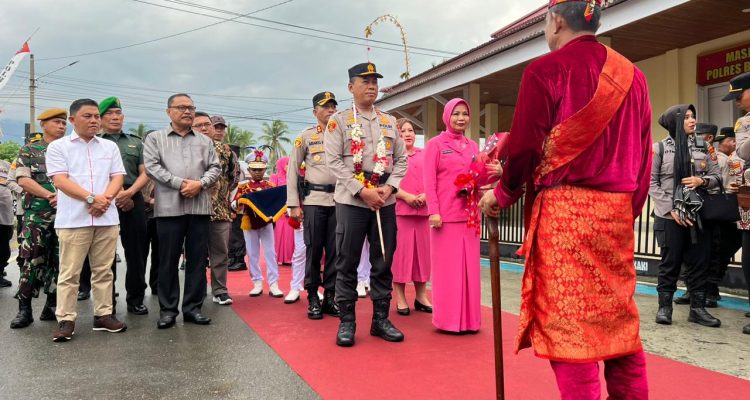 Tampak Kapolda Sulut Irjen Pol Yudhiawan, disambut secara adat saat kunjungan kerja di Kabupaten Bolaang Mongondow, Sabtu 27 April 2024. (Foto.Diskominfo Bolmong)