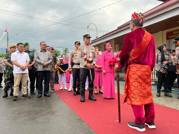 Tampak Kapolda Sulut Irjen Pol Yudhiawan, disambut secara adat saat kunjungan kerja di Kabupaten Bolaang Mongondow, Sabtu 27 April 2024. (Foto.Diskominfo Bolmong)
