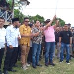 Kibasan bendera Bupati Limi Mokodompit, tanda dimulainya pembukaan lomba karapan sapi di Sirkuit Pacu Lembah Sunyi Didian, Desa Ikhwan, Kecamatan Dumoga Barat, Kabupaten Bolmong, Rabu 17 April 2024. (Foto.Wahyudy Paputungan/bolmong.news)