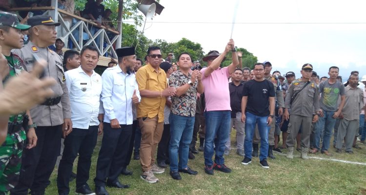 Kibasan bendera Bupati Limi Mokodompit, tanda dimulainya pembukaan lomba karapan sapi di Sirkuit Pacu Lembah Sunyi Didian, Desa Ikhwan, Kecamatan Dumoga Barat, Kabupaten Bolmong, Rabu 17 April 2024. (Foto.Wahyudy Paputungan/bolmong.news)