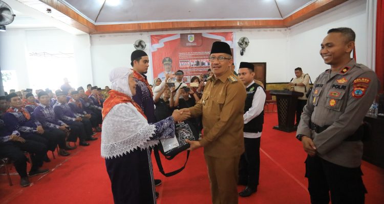 Penjabat (Pj) Wali Kota Kotamobagu, Asripan Nani, secara resmi melepas 104 Jamaah Calon Haji (JCH) asal Kota Kotamobagu, di Aula Rumah Dinas Wali Kota Kotamobagu, Senin (13/05/2024). Foto: Nindy Pobela/bolmong.news