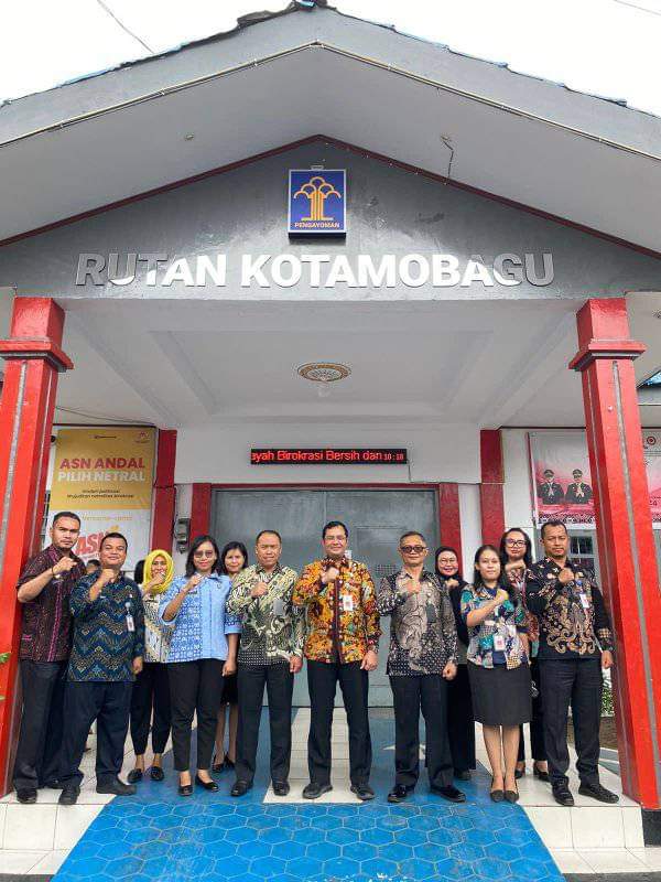 Momen foto bersama Karutan Kotamobagu Aris Supriyadi bersama Kepala Balai Diklat Kemenkumham Sulut Wahju Prihandono, dan jajaran, di Rutan Kotamobagu, Jumat 3 Mei 2024. (Foto.Ilham/Rutan Kotamobagu)