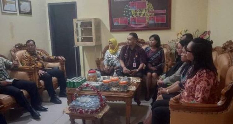 Karutan Kotamobagu Aris Supriyadi, saat sambut kunjungan Kepala Balai Diklat Kemenkumham Sulawesi Utara (Sulut) Wahju Prihandono, di ruang kerjanya, Jumat 3 Mei 2024. (Foto.Ilham/Rutan Kotamobagu)