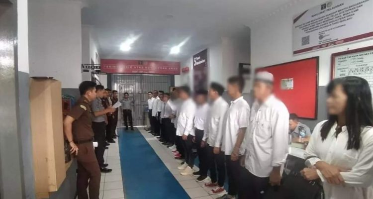 Tampak14 orang Tahanan titipan Rutan Kotamobagu, saat dijemput petugas Kejaksaan Kotamobagu untuk mengikuti persidangan di Pengadilan Negeri Kotamobagu, Senin 13 Mei 2024. (Foto.Rutan Kotamobagu)