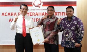 Sertifikat akreditasi paripurna, saat diterima langsung Sekda Bolmong Abdullah Mokoginta (tengah), di Kantor KARS, Jakarta Selasa 7 Mei 2024. (Foto.Diskominfo Bolmong)
