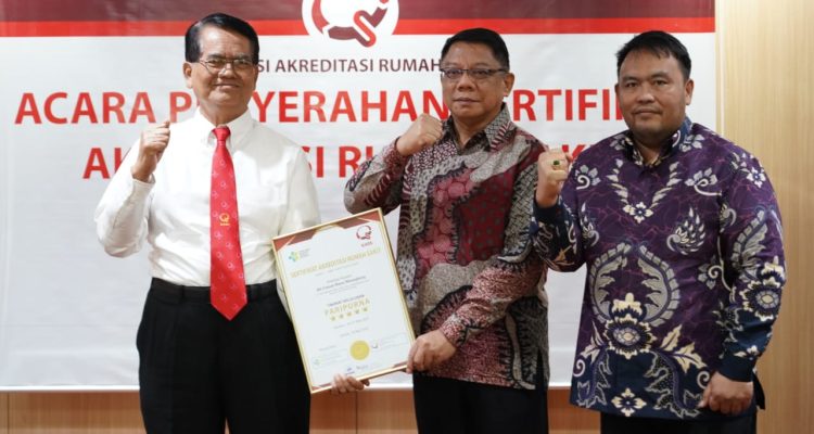 Sertifikat akreditasi paripurna, saat diterima langsung Sekda Bolmong Abdullah Mokoginta (tengah), di Kantor KARS, Jakarta Selasa 7 Mei 2024. (Foto.Diskominfo Bolmong)