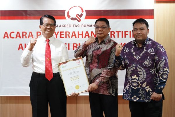 Sertifikat akreditasi paripurna, saat diterima langsung Sekda Bolmong Abdullah Mokoginta (tengah), di Kantor KARS, Jakarta Selasa 7 Mei 2024. (Foto.Diskominfo Bolmong)