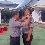 Tampak Karutan Kotamobagu Aris Supriyadi, saat melakuka penyematan tanda kenaikan pangkat salah satu pegawainya, di lapangan utama Rutan, Senin 13 Mei 2024. (Foto.Rutan Kotamobagu)
