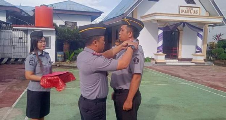 Tampak Karutan Kotamobagu Aris Supriyadi, saat melakuka penyematan tanda kenaikan pangkat salah satu pegawainya, di lapangan utama Rutan, Senin 13 Mei 2024. (Foto.Rutan Kotamobagu)