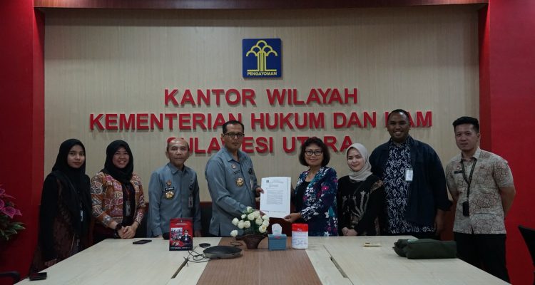 Tampak Plh Kepala Kanwil Kemenkumham Sulut Aris Munandar (kiri), saat menerima kedatanganan Tim Penilai Internal (TPI) Inspektorat Jenderal, di Kanwil Kemenkumham Sulut, Manado, Senin 13 Mei 2024. (Foto.Rutan Kotamobagu)