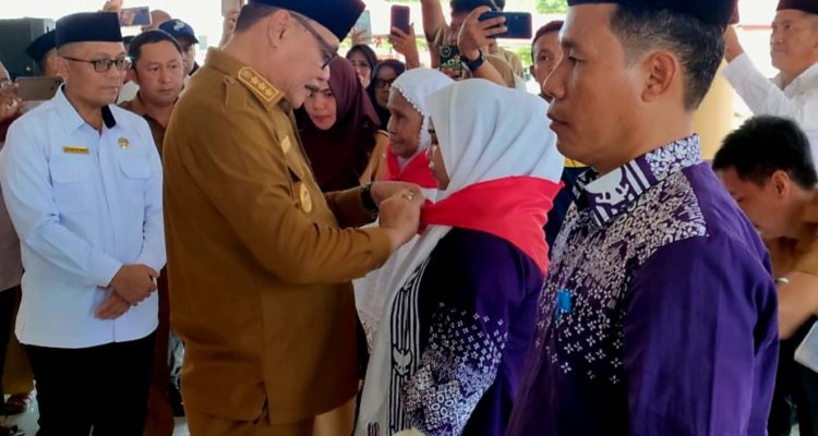 Pelepasan Jamaah Calon Haji asal Bolmong oleh Bupati Limi Mokodompit yang dipusatkan di Pelataran Kantor Bupati Bolmong, Lolak, Kabupaten Bolaang Mongondow, Selasa 14 Mei 2024. (Foto.Diskominfo Bolmong)