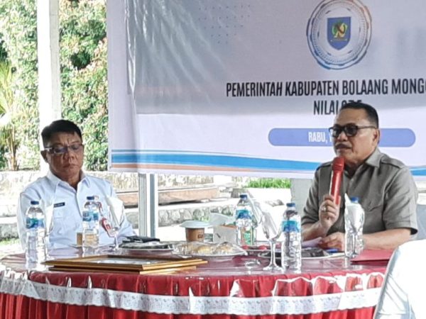 Didampingi Sekda Bolmong Abdullah Mokoginta (kiri), tampak Bupati Limi Mokodompit (kanan) saat memberikan sambutan pada kegiatan Penganugrahan Predikat Kepatuhan Standar Pelayanan Tahun 2023, di kediaman Bupati Bolmong, Keluaran Kobo Besar, Kecamatan Kotamobagu Timur, Rabu 16 Mei 2024. (Foto.Diskominfo Bolmong)