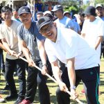 Tampak Pj Wali Kota Kotamobagu Asripan Nani, saat mengikuti lomba tarik tambang dalam rangka memeriahkan HUT Kota Kotamobagu ke-17, Senin (20/5/2024). Foto: Nindy Pobela/Bolmong.news