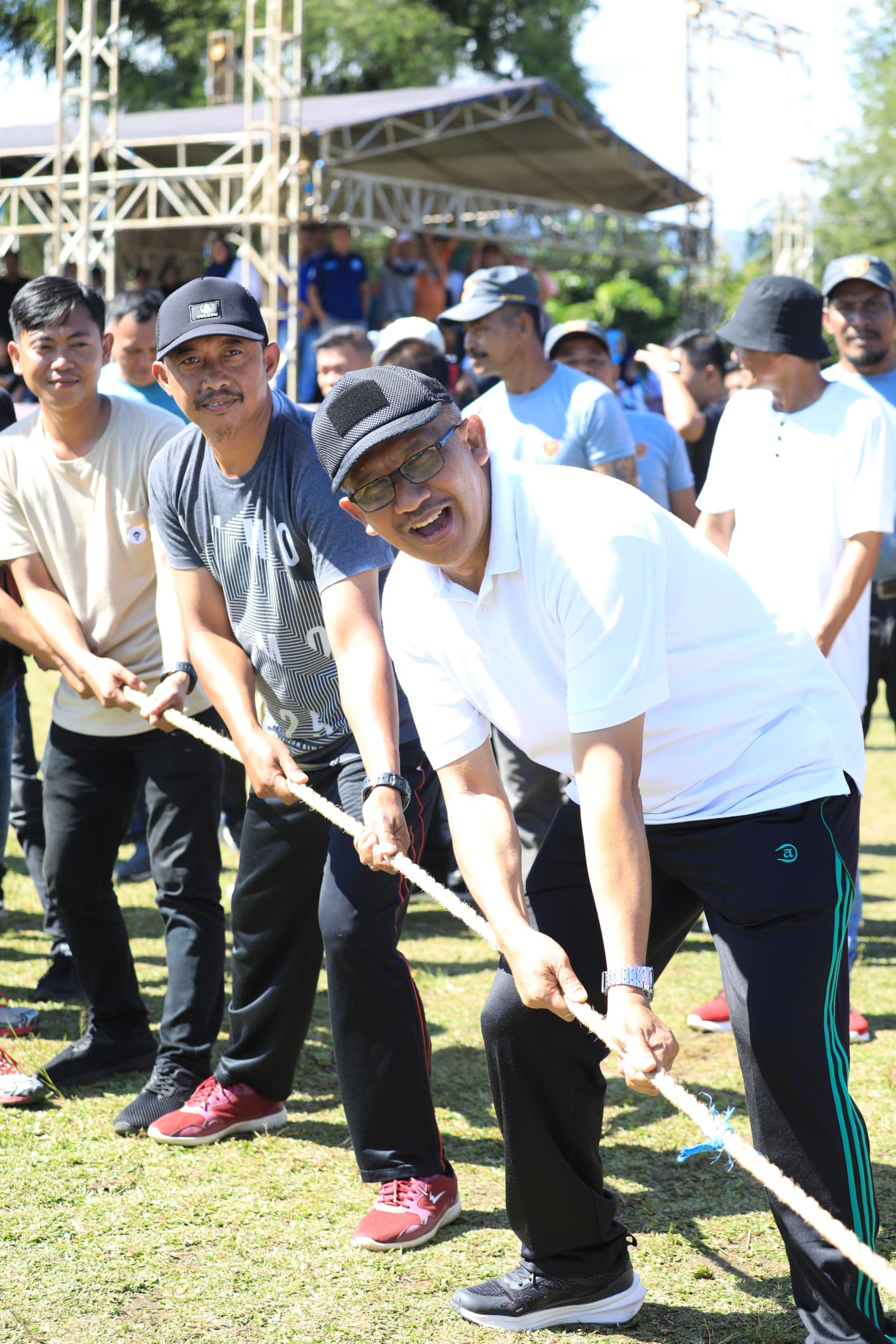 Tampak Pj Wali Kota Kotamobagu Asripan Nani, saat mengikuti lomba tarik tambang dalam rangka memeriahkan HUT Kota Kotamobagu ke-17, Senin (20/5/2024). Foto: Nindy Pobela/Bolmong.news