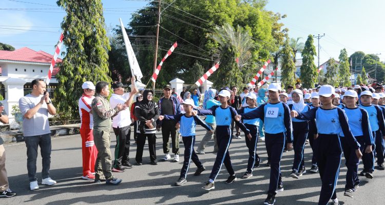 Pj Wali Kota, Asripan Nani, melepas ribuan Peserta Lomba Gerak Jalan dalam rangka menyambut HUT ke – 17 Kota Kotamobagu, di alun-alun Kotamobagu, Senin (20/5/2024). Foto: Nindy Pobela/Bolmong.news