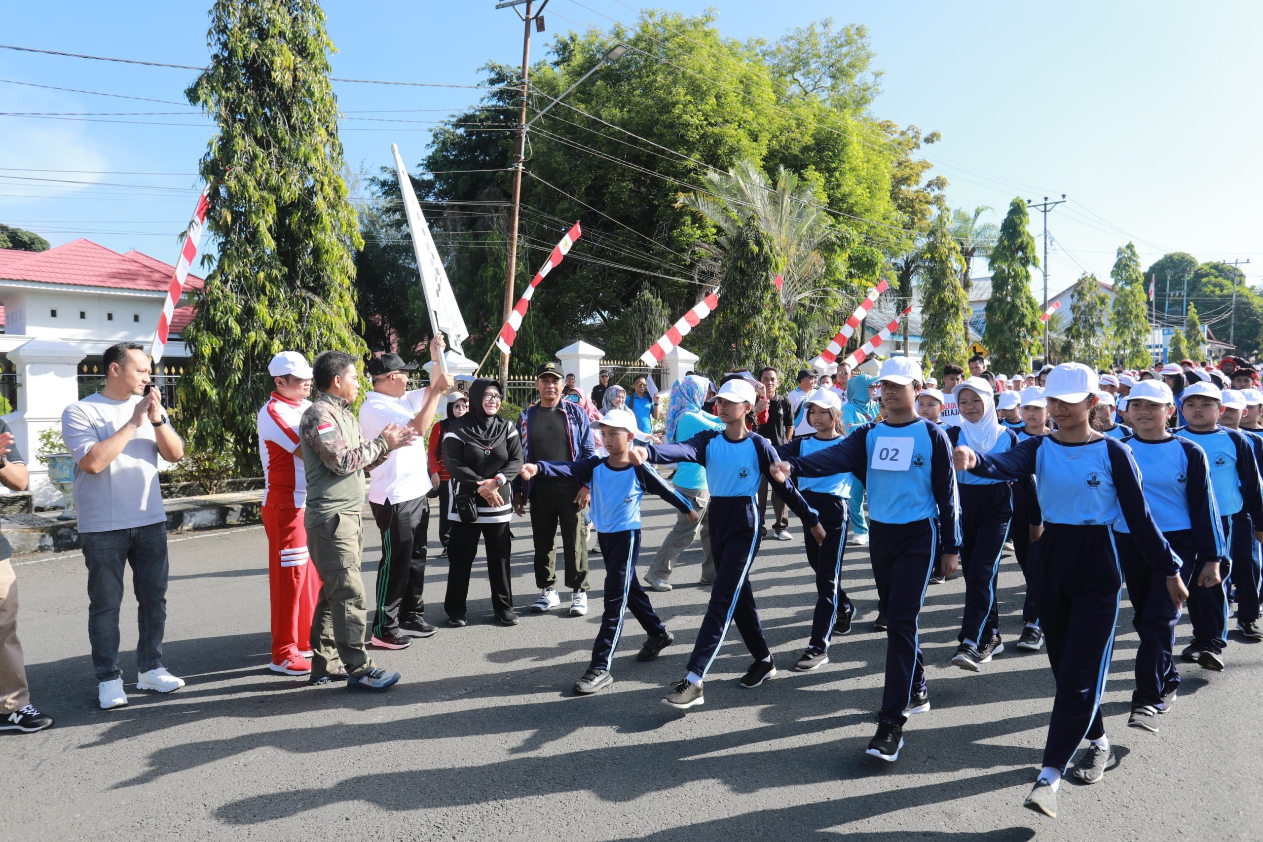 Pj Wali Kota, Asripan Nani, melepas ribuan Peserta Lomba Gerak Jalan dalam rangka menyambut HUT ke – 17 Kota Kotamobagu, di alun-alun Kotamobagu, Senin (20/5/2024). Foto: Nindy Pobela/Bolmong.news