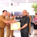 Pj Wali Kota, Asripan Nani, menyerahkan SPPDT Pajak Bumi dan Bangunan Perdesaan dan Perkotaan Tahun 2024, di Aula Kantor Wali Kota Kotamobagu, Selasa (21/05/2024). Foto: Nindy Pobela/Bolmong.news