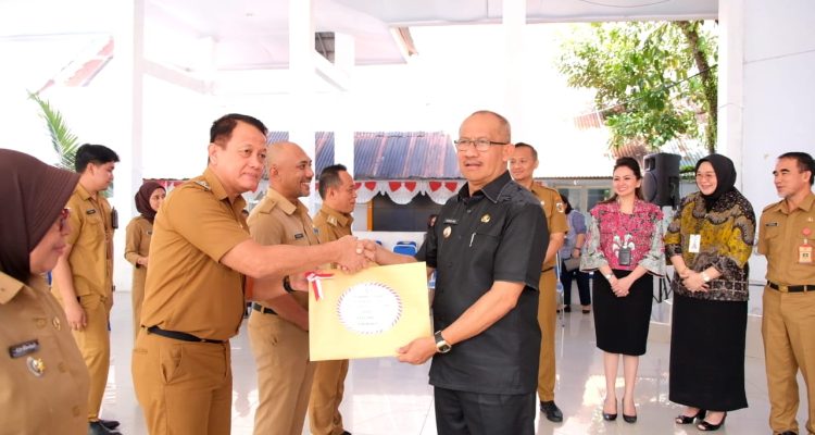 Pj Wali Kota, Asripan Nani, menyerahkan SPPDT Pajak Bumi dan Bangunan Perdesaan dan Perkotaan Tahun 2024, di Aula Kantor Wali Kota Kotamobagu, Selasa (21/05/2024). Foto: Nindy Pobela/Bolmong.news