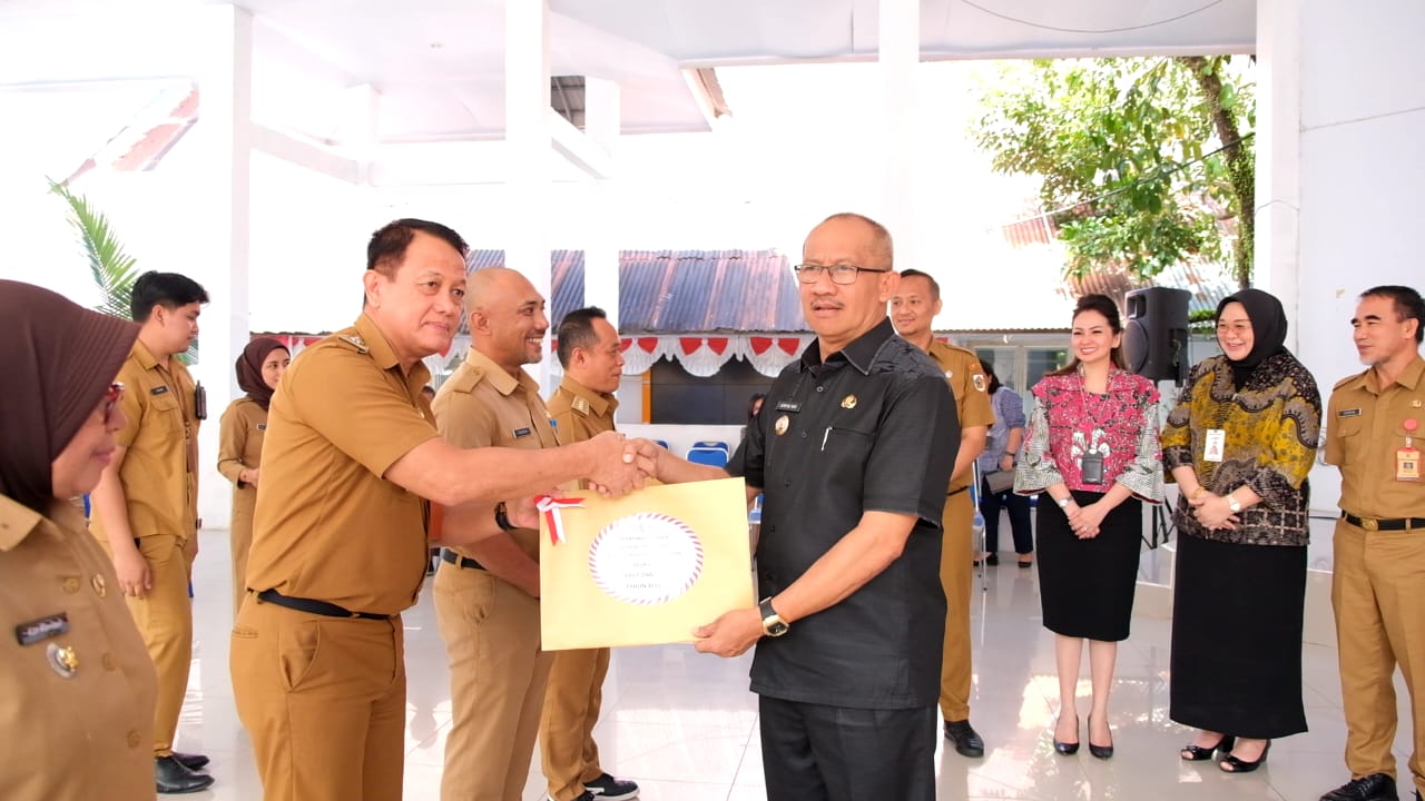 Pj Wali Kota, Asripan Nani, menyerahkan SPPDT Pajak Bumi dan Bangunan Perdesaan dan Perkotaan Tahun 2024, di Aula Kantor Wali Kota Kotamobagu, Selasa (21/05/2024). Foto: Nindy Pobela/Bolmong.news