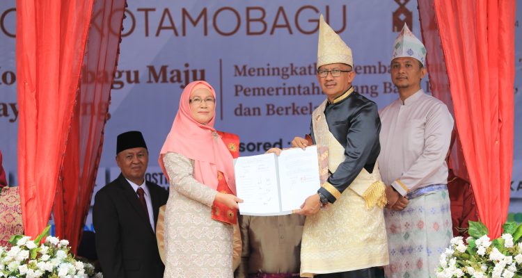 Penjabat (Pj) Wali Kota, Asripan Nani menerima Hibah Tanah dan Bangunan Gedung Wanita yang beralamatkan di Jalan Paloko - Kinalang, Kelurahan Kotobangon, Kecamatan Kotamobagu Timur dari Ketua Yayasan Boki' Bounia Ny. Kartini Paputungan Manoppo, Senin (27/5/2024). Foto: Nindy Pobela/Bolmong.news