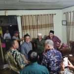 Para tokoh masyarakat Kelurahan Motoboi Kecil, Kecamatan Kotamobagu Selatan bersama Nayodo Koerniawan dalam acara silaturahmi, di rumah salah satu warga Kelurahan Motoboi Kecil, Jumat (31/5/2024). Foto: Erwin Ch Makalunsenge/Bolmong.news