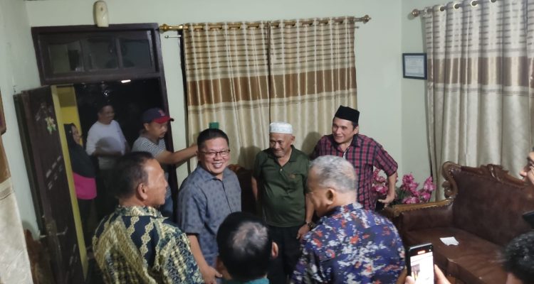 Para tokoh masyarakat Kelurahan Motoboi Kecil, Kecamatan Kotamobagu Selatan bersama Nayodo Koerniawan dalam acara silaturahmi, di rumah salah satu warga Kelurahan Motoboi Kecil, Jumat (31/5/2024). Foto: Erwin Ch Makalunsenge/Bolmong.news