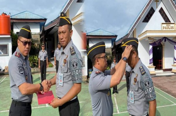 Karutan Kotamobagu Aris Supriyadi (kiri), saat menyematkan tanda kenaikan pangkat kepada pegawai Rutan, dan menyerahkan SK Kenaikan Pangkat, di lapangan upacara Rutan Kotamobagu, Senin 6 Mei 2024. (Foto.Ilham/Rutan Kotamobagu)