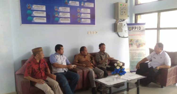 Tampak rombongan kerja Dinas Kominfo Sulut dan Gorontalo, disambut hangat Kepala Diskominfo Bolmong Marief Mokodompit, melalui Kepala Bidang (Kabid) Persandian dan Statistik Imran Paputungan, di Kantor Diskominfo Bolmong, Rabu 15 Mei 2024. (Foto.Diskominfo Bolmong)