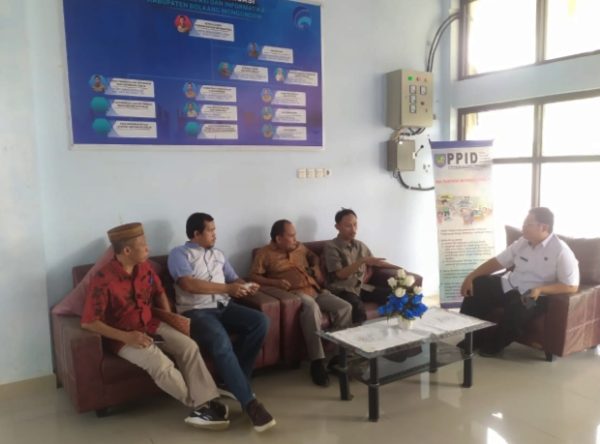 Tampak rombongan kerja Dinas Kominfo Sulut dan Gorontalo, disambut hangat Kepala Diskominfo Bolmong Marief Mokodompit, melalui Kepala Bidang (Kabid) Persandian dan Statistik Imran Paputungan, di Kantor Diskominfo Bolmong, Rabu 15 Mei 2024. (Foto.Diskominfo Bolmong)