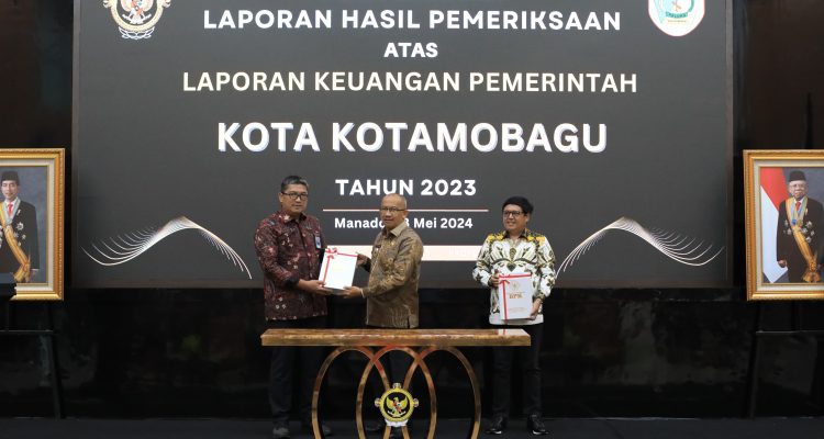 Kepala BPK RI Perwakilan Sulut, Arief Fadillah saat menyerahkan LHP dengan opini WTP kepada Pj Wali Kota Kotamobagu, Asripan Nani, di Aula Gedung BPK RI Perwakilan Sulut, Manado, Selasa (28/05/2024). Foto: dok/Diskominfo Kotamobagu