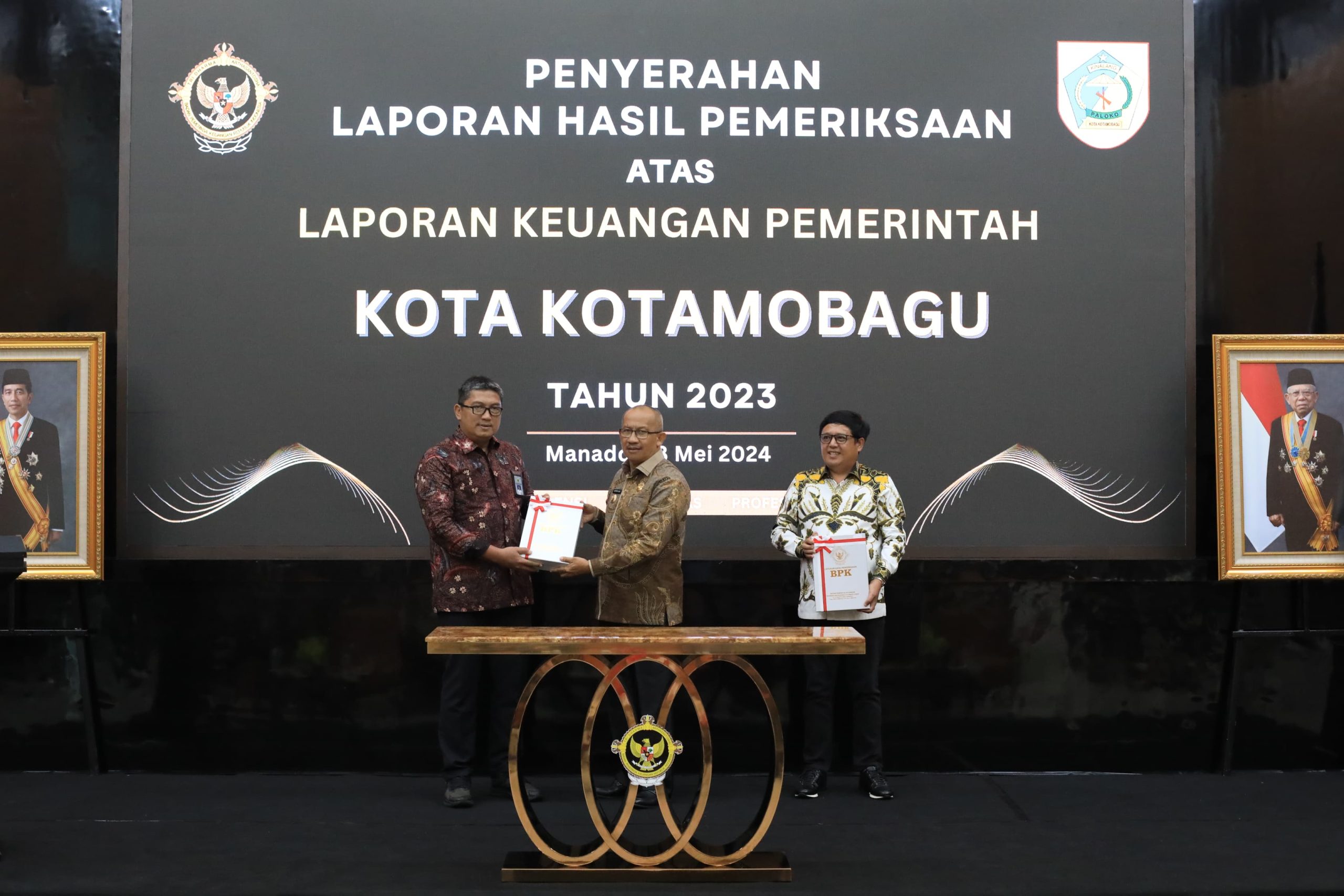 Kepala BPK RI Perwakilan Sulut, Arief Fadillah saat menyerahkan LHP dengan opini WTP kepada Pj Wali Kota Kotamobagu, Asripan Nani, di Aula Gedung BPK RI Perwakilan Sulut, Manado, Selasa (28/05/2024). Foto: dok/Diskominfo Kotamobagu